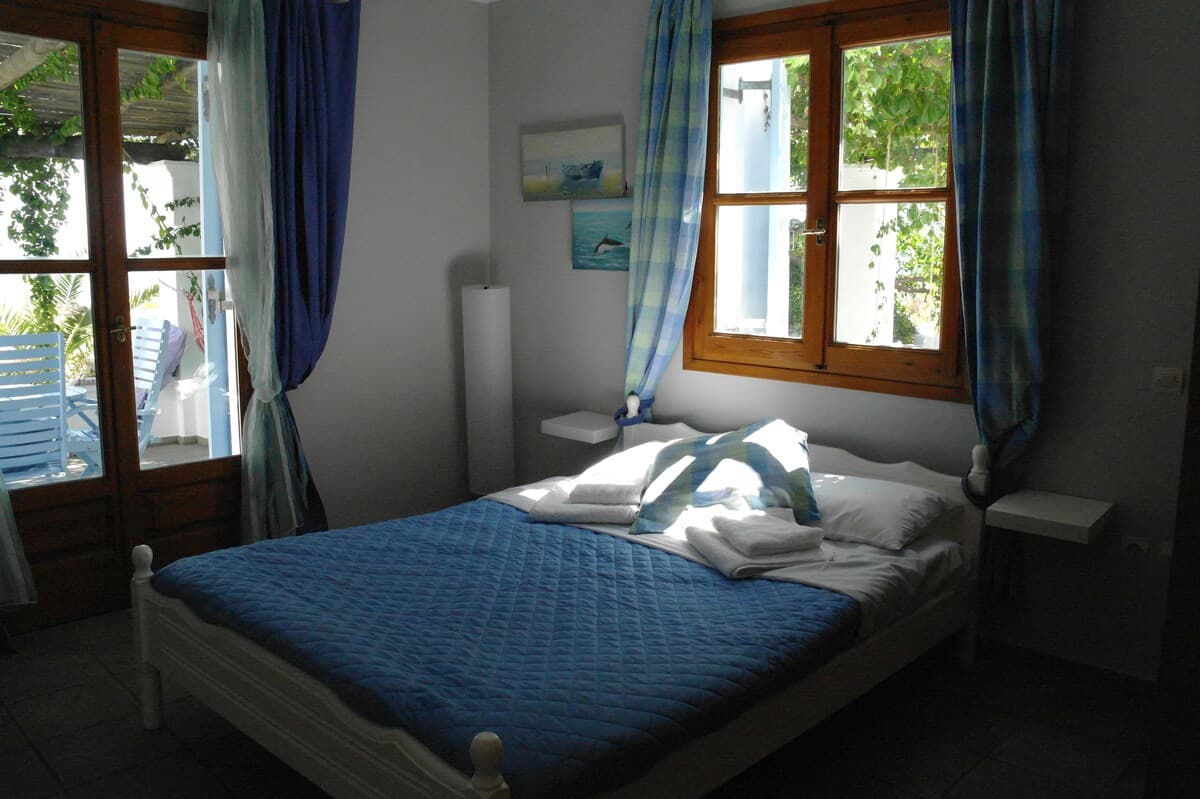 Queen bedroom at Aktìs Alòs